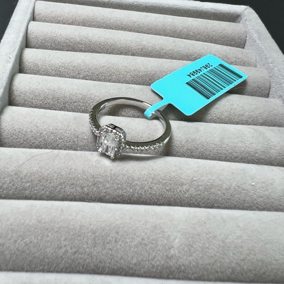 Size 8 Sterlingg Silver 925 Moissanite Ring - Picture 2 of 6